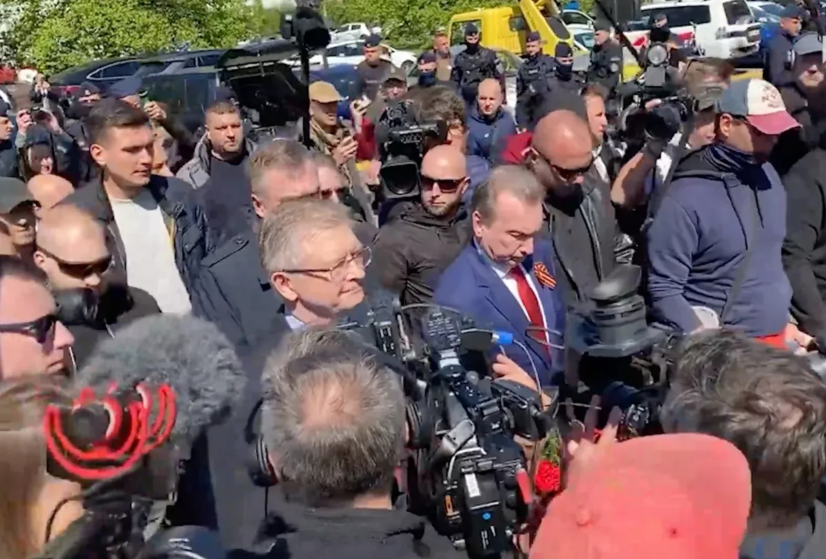 Сергей Андреев на подходе к мемориалу советских солдат, 9 мая 2023 года. Фото: скрин <a href="https://t.me/redakciya_channel/18844">видео</a>