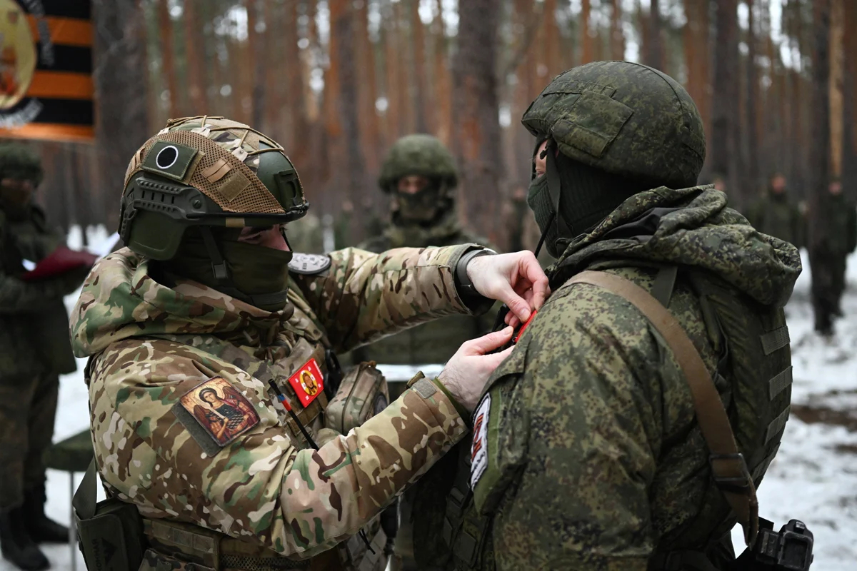 Военнослужащие принимают участие в церемонии награждения на позиции в районе Лимана, Донецкая область, Украина, 19 января 2024 года. Фото: Алексей Маишев / Sputnik / Imago Images / Scanpix / LETA