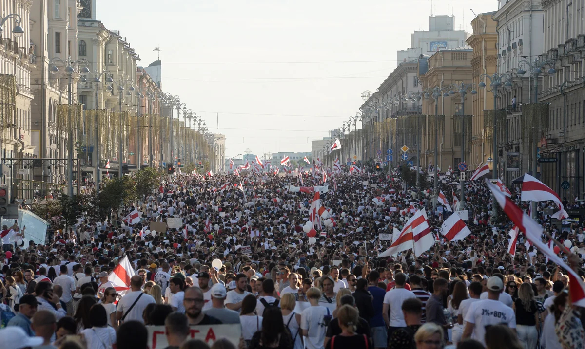 Митинг в поддержку белорусской оппозиции, против полицейского произвола и результатов президентских выборов в Минске, Беларусь, 16 августа 2020 года. Фото: Yauhen Yerchak / EPA