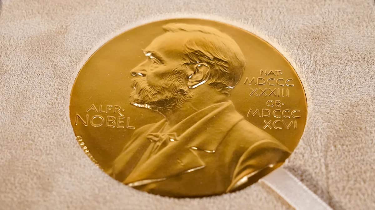 Медаль для Нобелевского лауреата, Нью-Йорк, США, 8 декабря 2020 года. Фото: Mary Altaffer /EPA