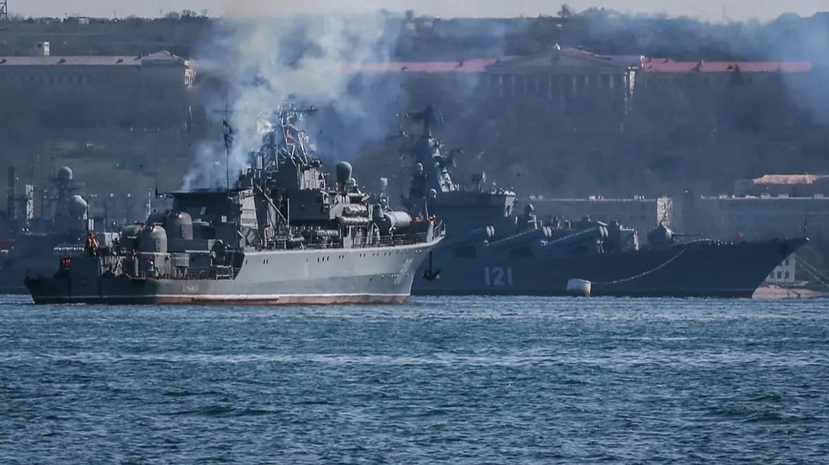 A Russian patrol ship moored in front of the guided-missile cruiser Moskva in Sevastopol, 30 March 2014. Photo: Sergey Ilnitsky / EPA-EFE