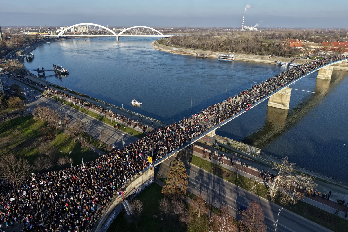Протестующие перекрывают Варадинский мост в Нови-Саде, 1 февраля 2025 года. Фото: Armin Durgut / AP Photo / Scanpix / LETA