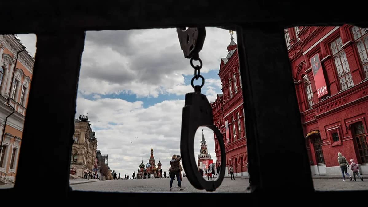 Handcuffs on a closed gate leading to Moscow’s Red Square, 29 April 2022. Photo: Yuri Kochetkov / EPA