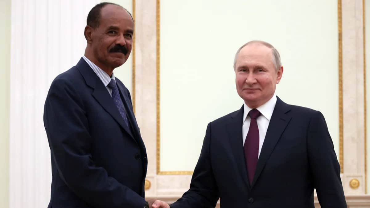 Владимир Путин (справа) пожимает руку президенту Эритреи Исайясу Афеворку (слева) во время их встречи в Кремле в Москве, 31 мая 2023 года. Это первый официальный визит президента Эритреи в Россию. Афверки занимает пост президента уже 30 лет с момента обретения независимости от Эфиопии 24 мая 1993 года. Фото: Михаил Метцель / Спутник / EPA-EFE