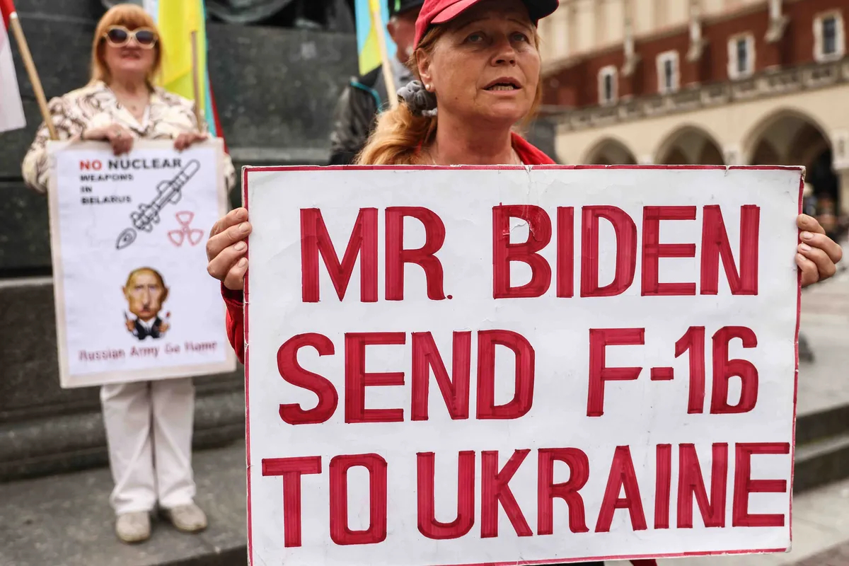 Участники акции держат плакаты с просьбой предоставить украинской армии истребители F-16, Краков, Польша, 16 мая 2023 года. Фото: Beata Zawrzel / NurPhoto / Getty Images 