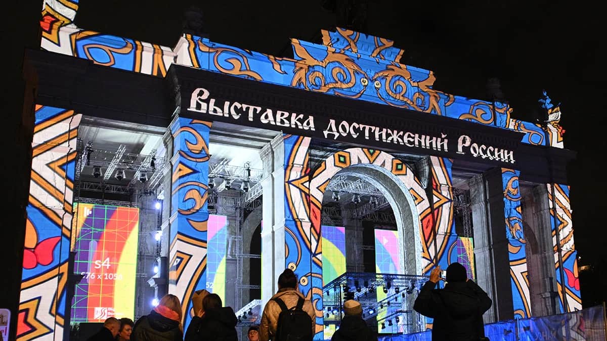 Световая инсталляция главной арки на ВДНХ перед открытием Международной выставки-форума "Россия".<br>
Фото: Кирилл Зыков / РИА Новости /&nbsp;<a target="_blank" data-stringify-link="http://russia.ru" data-sk="tooltip_parent" href="http://russia.ru/" rel="noopener noreferrer">russia.ru</a>