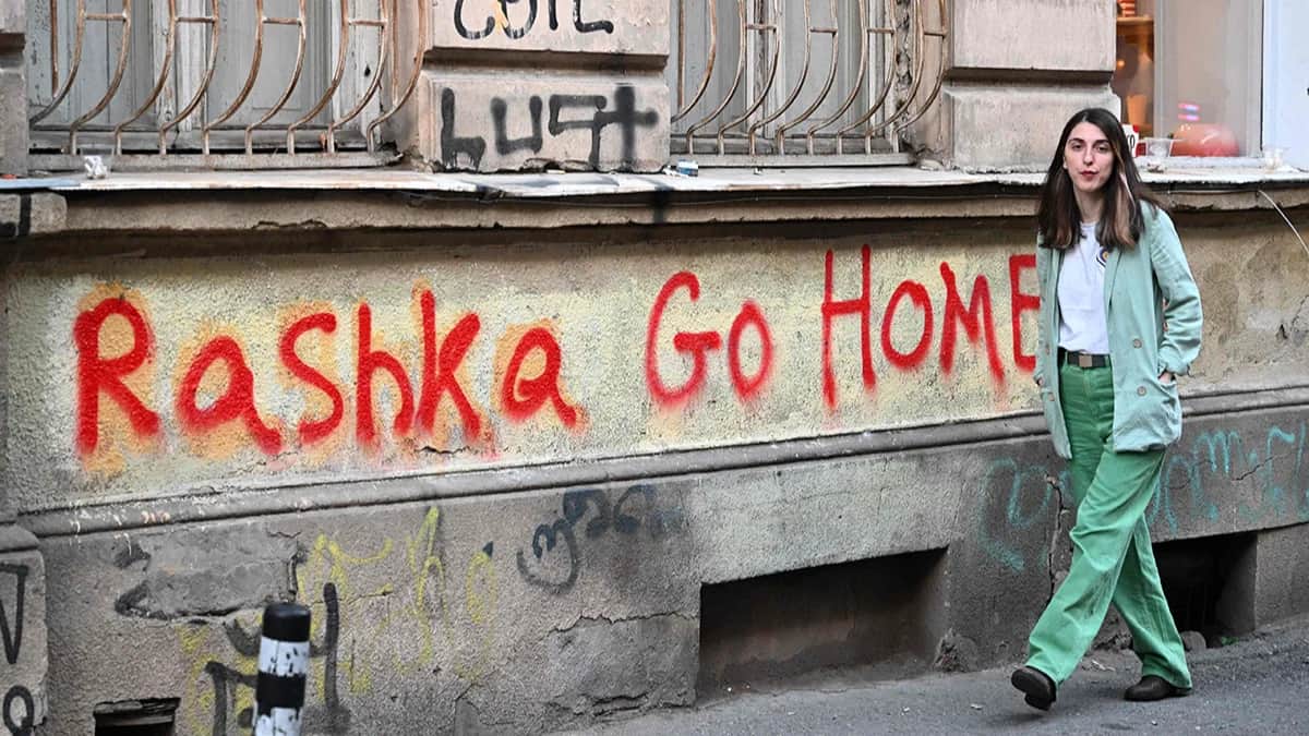 Стена дома с граффити на улице Тбилиси, Грузия. Фото: Vano Shlamov / AFP / Scanpix / LETA