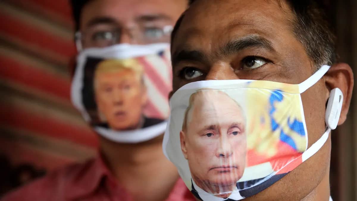 Indians wearing masks featuring Vladimir Putin and other world leaders in Bhopal, India, 10 June 2020. Photo: EPA-EFE / SANJEEV GUPTA