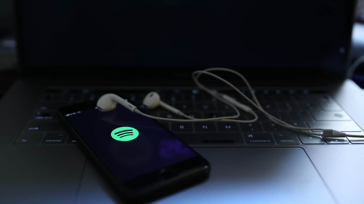 Spotify начнет отмечать ИИ-артистов и уберет их из рекомендаций