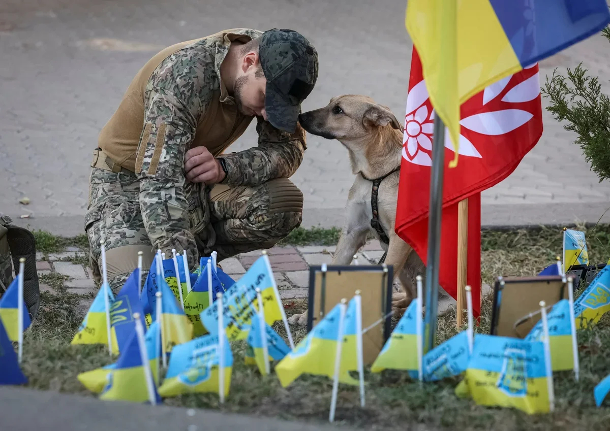 A Ukrainian serviceman at a memorial to Ukraine’s fallen soldiers on Kyiv’s Independence Square, 24 August 2024. Photo: Gleb Garanich / Reuters / Scanpix / LETA