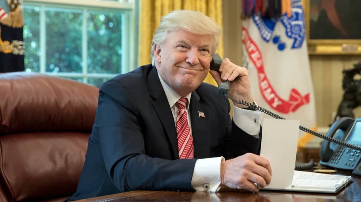 Президент США Дональд Трамп разговаривает по телефону в Овальном кабинете Белого дома, Вашингтон, округ Колумбия, США, 27 июня 2017 года. Фото: Michael Reynolds / EPA