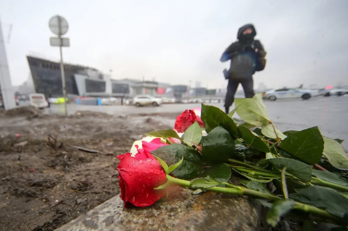 Цветы около здания «Крокус Сити Холл» в подмосковном Красногорске. Фото: Ведяшкин Сергей/Агентство «Москва»