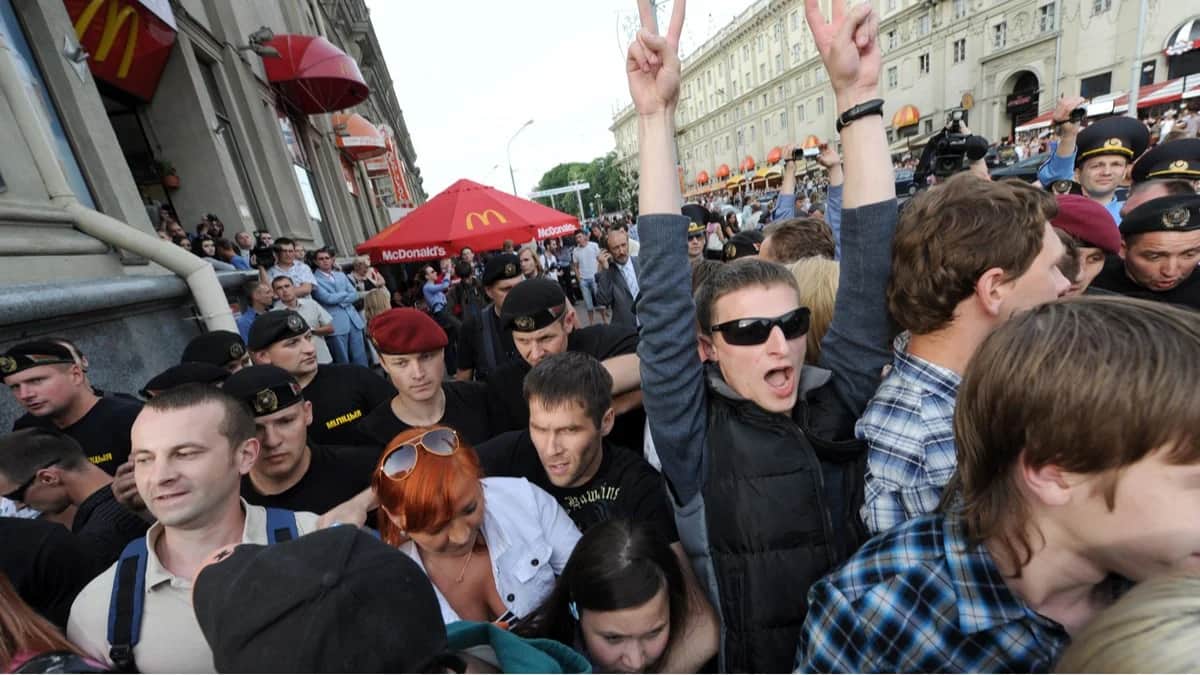 Сотрудники белорусской милиции (на заднем плане) в оцеплении во время акции «Революция через социальные сети» в центре Минска, Беларусь, 15 июня 2011 года. Фото: Viktor Drachev / AFP / Scanpix / LETA