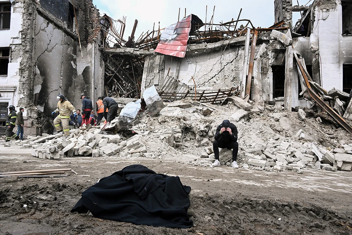 The four-month Russian siege of Mariupol in spring 2022 claimed thousands of lives before ending on 20 May 2022 as Russian troops finally captured the ruins of the city. The attack on the Mariupol Drama Theatre killed hundreds of sheltering civilians and has been classified by Amnesty International as a war crime. Photo: Anatoly Zhdanov / Kommersant / Sipa USA / Vida Press