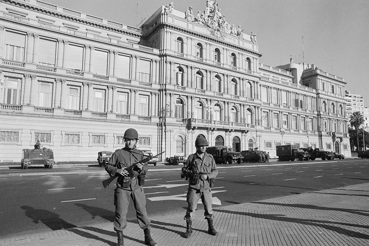 Солдаты перед Президентским дворцом в Буэнос-Айресе, 24 марта 1976 года. Фото: Bettmann / Kontributor / Getty Images