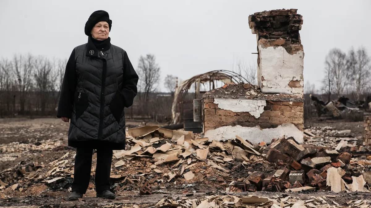 Жительница поселка Сосьва Тамара Макарова на пепелище своего дома. Фото: Николай Кожевников, специально для «Новой газеты Европа»