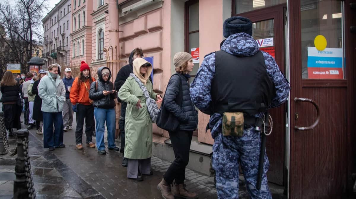 Очередь на участок в Петербурге. Фото: Дмитрий Цыганов / «Новая газета Европа»