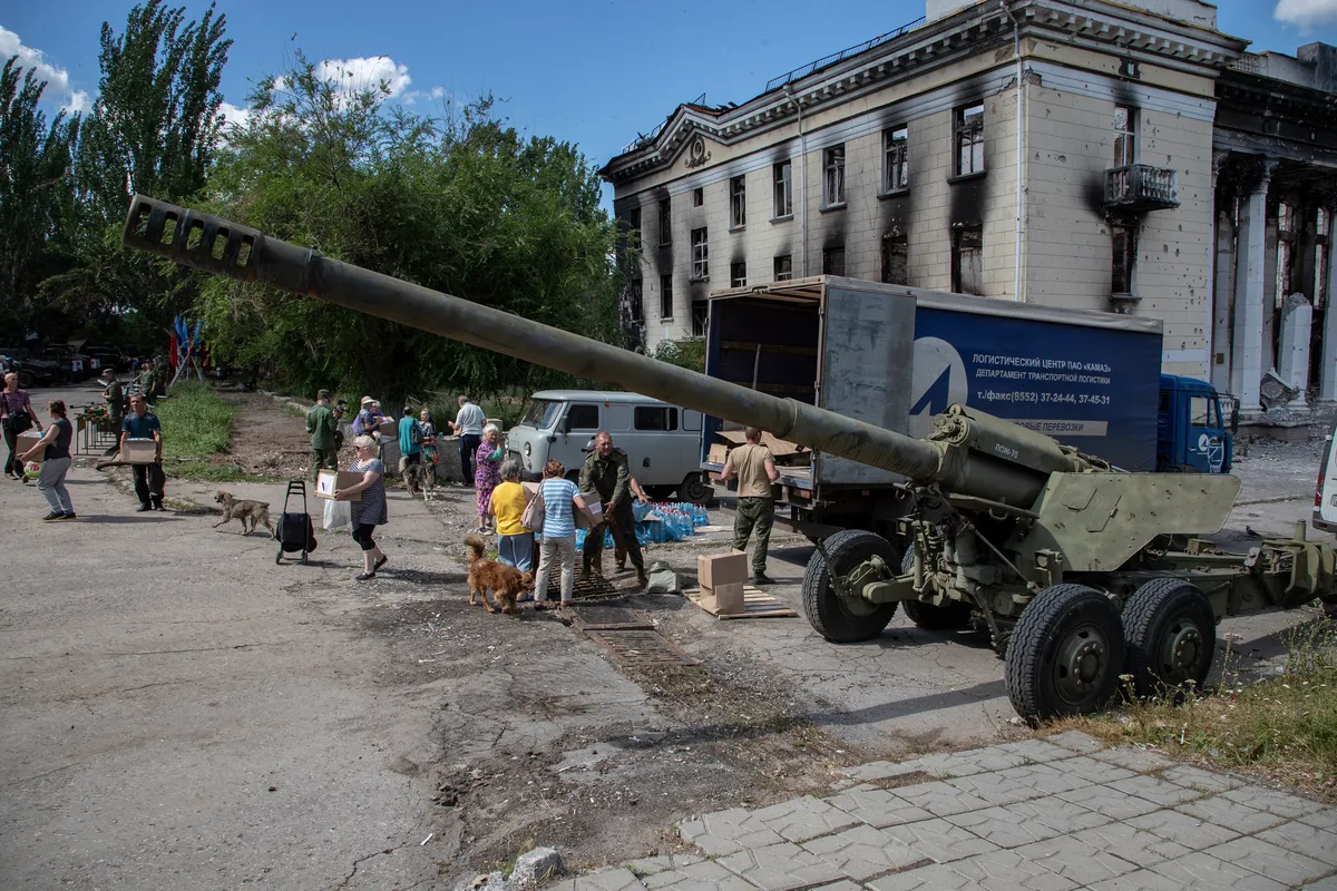 Лисичанск, после захвата российскими военными, 12 июля 2022 г. Фото: EPA-EFE/SERGEI ILNITSKY
