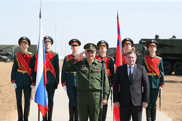 Алексей Горобец и губернатор Волгоградской области Андрей Бочаров на открытии форума «Армия-2021». Фото: администрация Волгоградской области 