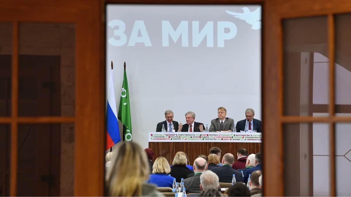 A “For Peace” sign displayed at the Yabloko congress in Moscow on 9 December 2023. Photo: Anton Novoderezhkin / Kommersant / Sipa USA / Vida Press