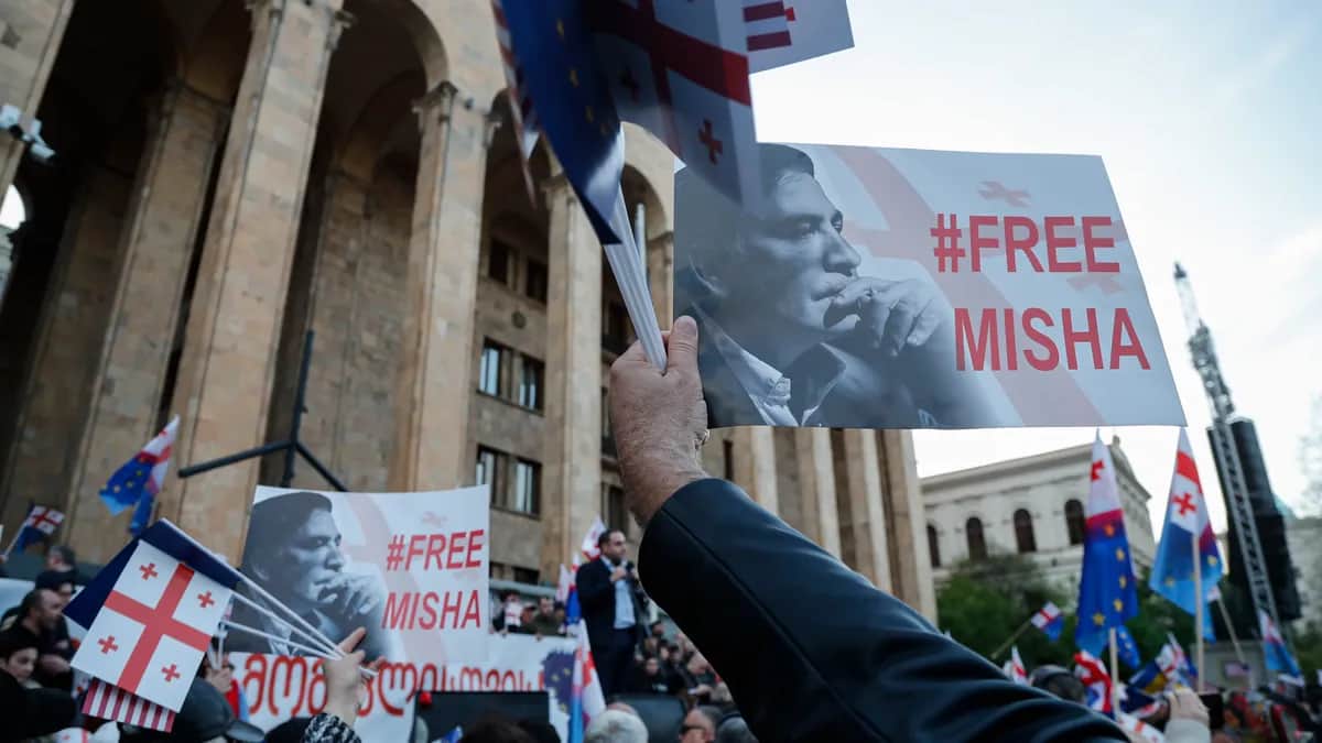 Cторонники оппозиционной партии «Единое национальное движение» протестуют во время антиправительственного митинга перед зданием парламента в Тбилиси, Грузия. 09 апреля 2023 г. Фото: EPA-EFE/ZURAB KURTSIKIDZE