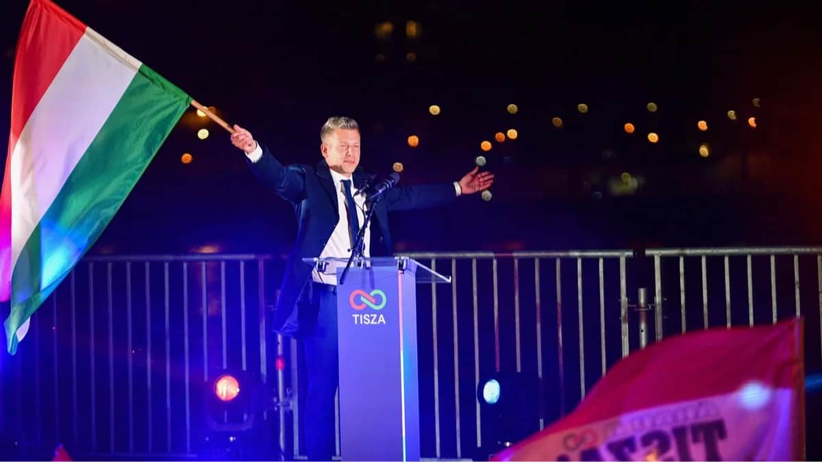 Лидер партии «Тиса» Петер Мадьяр празднует победу на парламентских выборах, Будапешт, Венгрия, 12 апреля 2026 года. Фото: Ferenc Isza / AFP / Scanpix / LETA