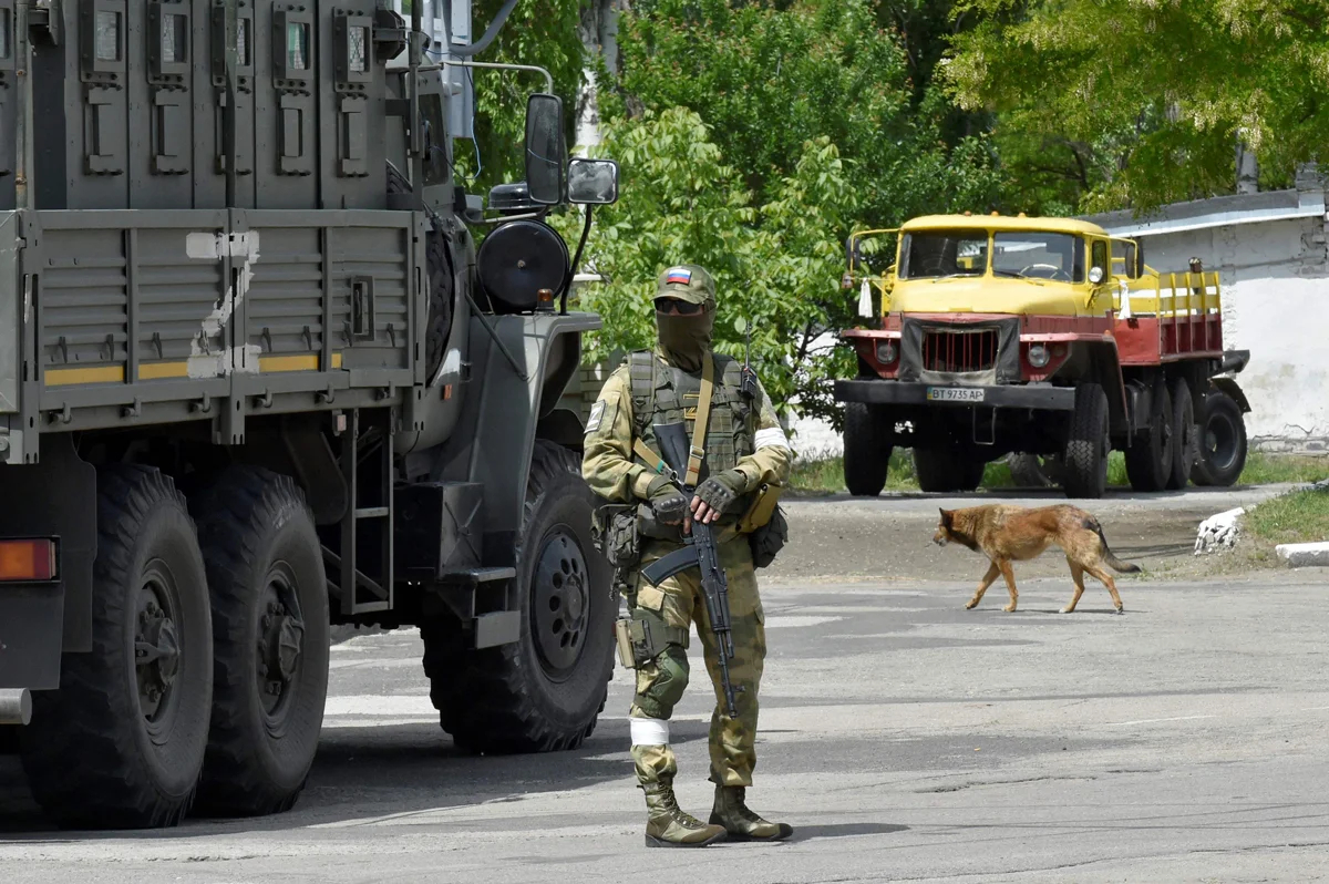 Российский военный патрулирует улицу в Херсоне, Украина, 20 мая 2022 года. Фото: Ольга Мальцева / AFP / Scanpix / LETA