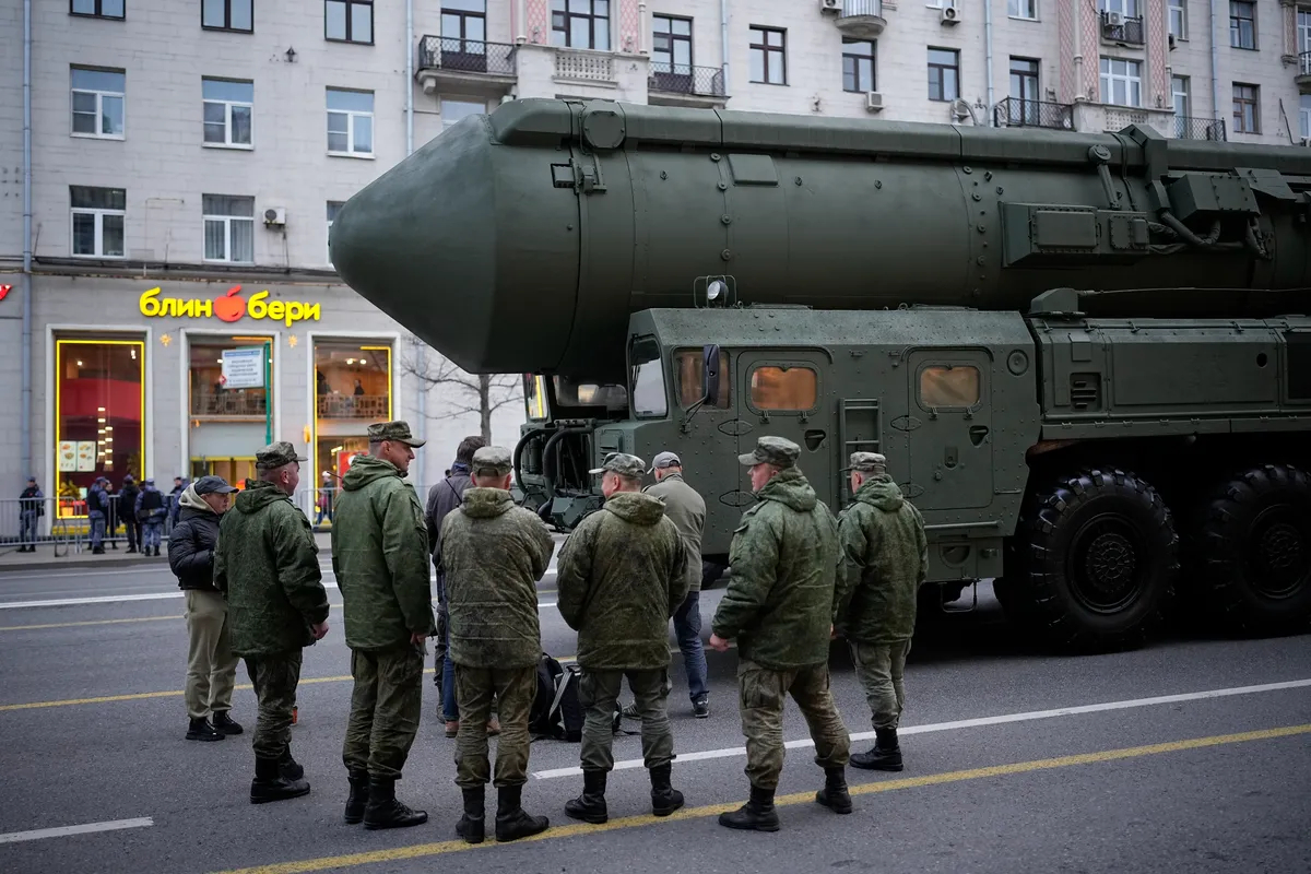 Солдаты возле российской баллистической ракеты. Фото: Александр Земляниченко / AP / Scanpix