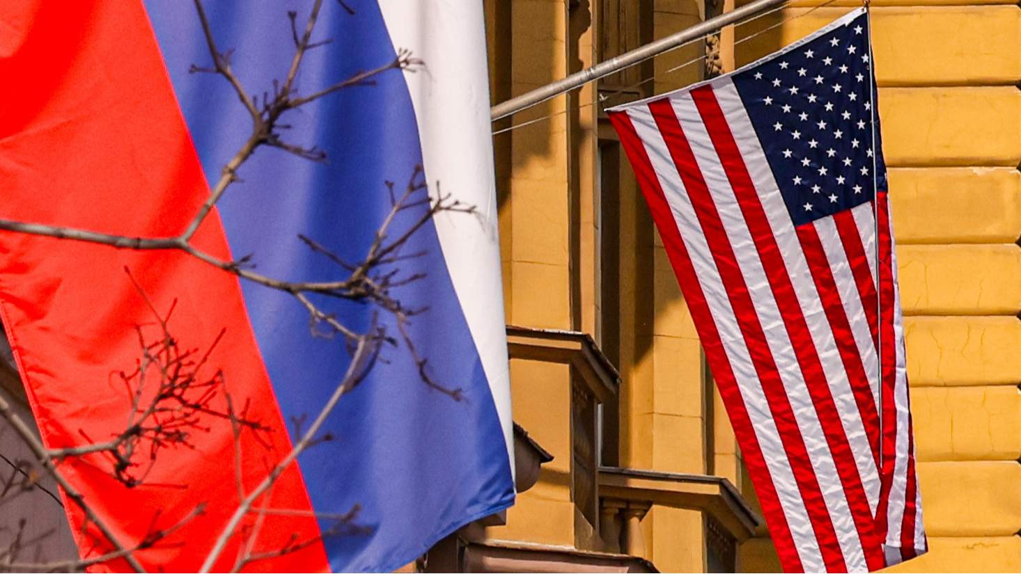 Американский флаг на главном здании посольства США в Москве, 12 марта 2026 года. Фото: Сергей Ильницкий / EPA
