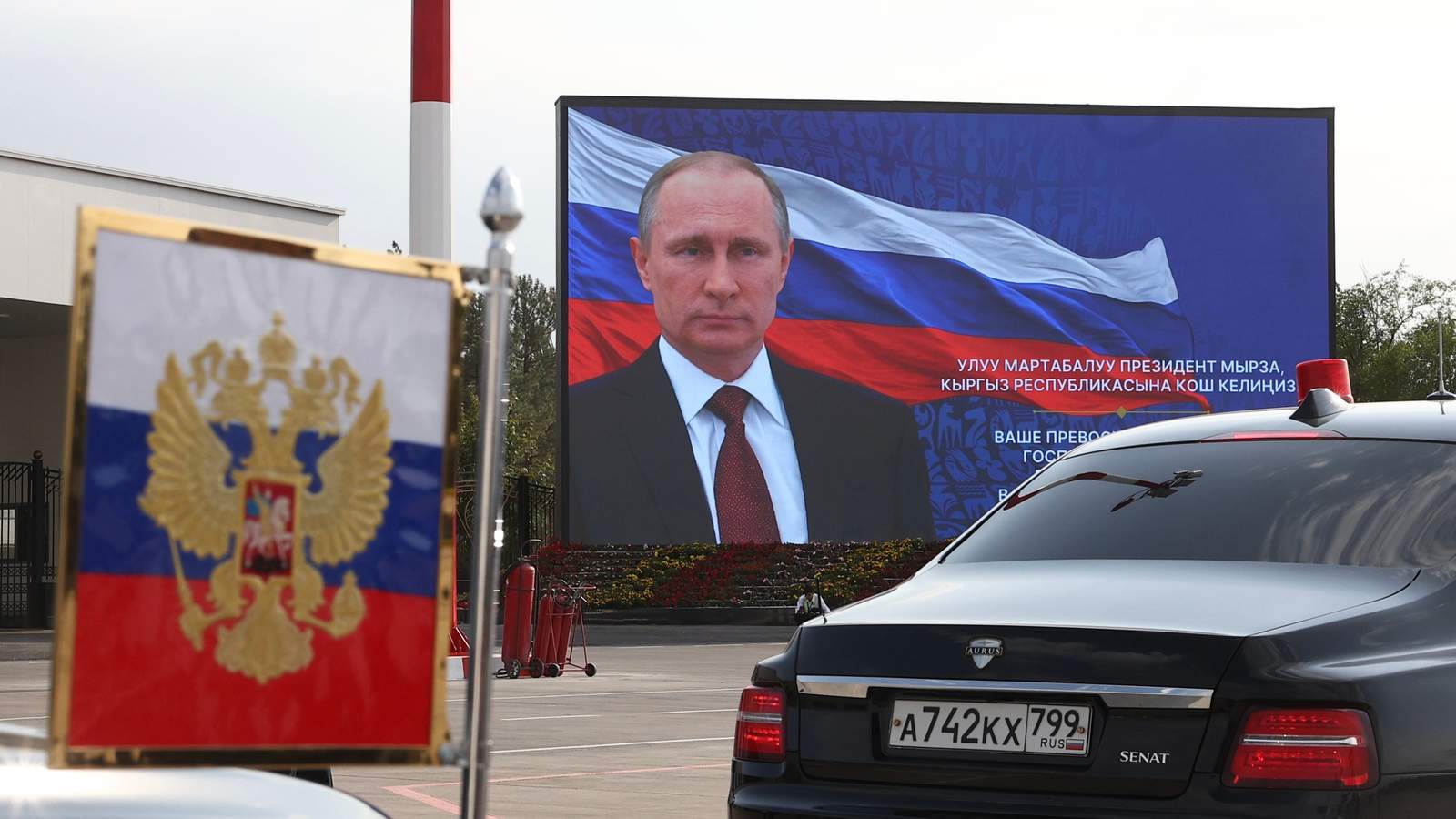 Портрет Владимира Путина на экране во время церемонии встречи в международном аэропорту Манас в Бишкеке. Кыргызстан. 31 августа 2026 года. Фото: Андрей Гордеев / Sputnik / EPA