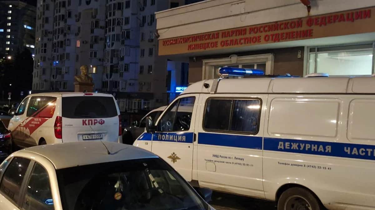 Машина полицейских у штаба КПРФ в Липецке, 31 июля 2025 года. Фото: Липецкий обком КПРФ