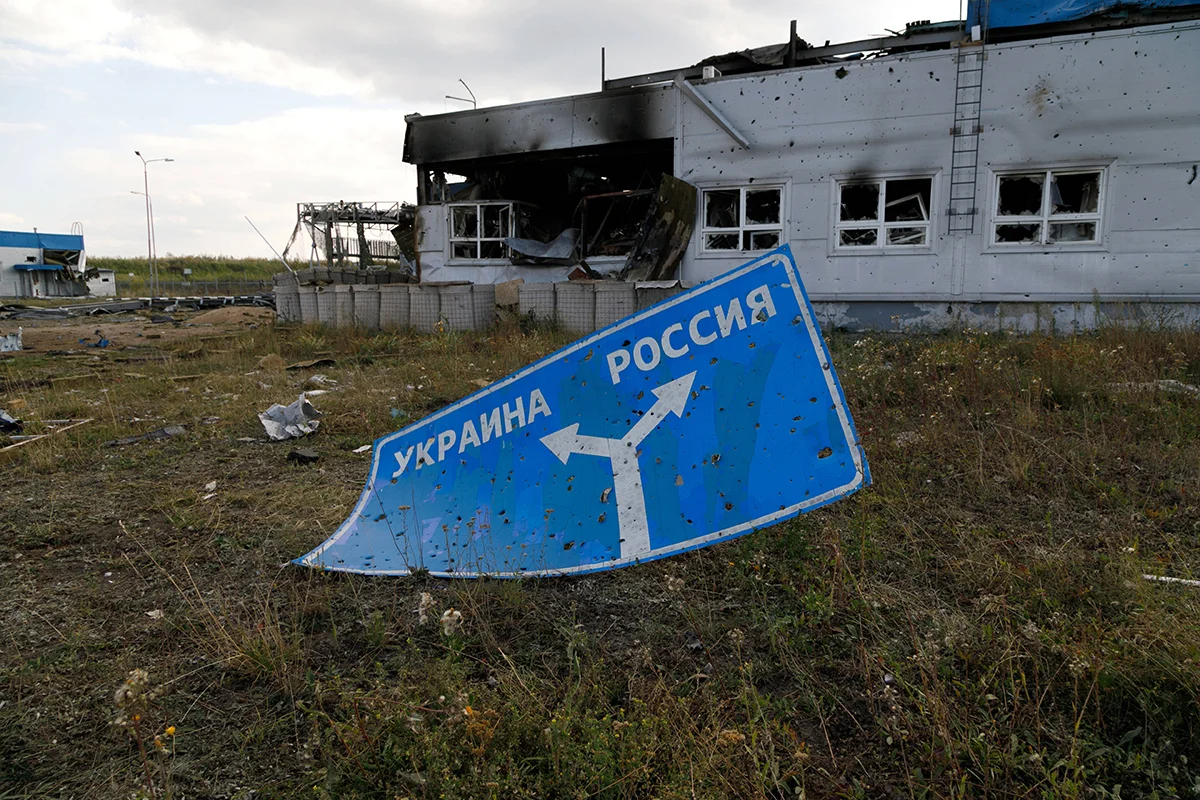 Дорожный знак, лежит на земле у полуразрушенного контрольно-пропускного пункта въезда-выезда «Суджа» на украинско-российской границе, Курская область, Россия. Фото: Kirill Chubotin / SIPA / Scanpix / LETA