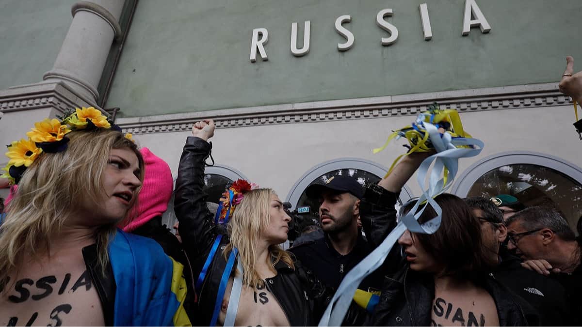 Акция Pussy Riot около российского павильона на венецианском биеннале, 6 мая 2026 года. Фото: Mirco Toniolo / AGF / Shutterstock / Rex Features / Vida Press