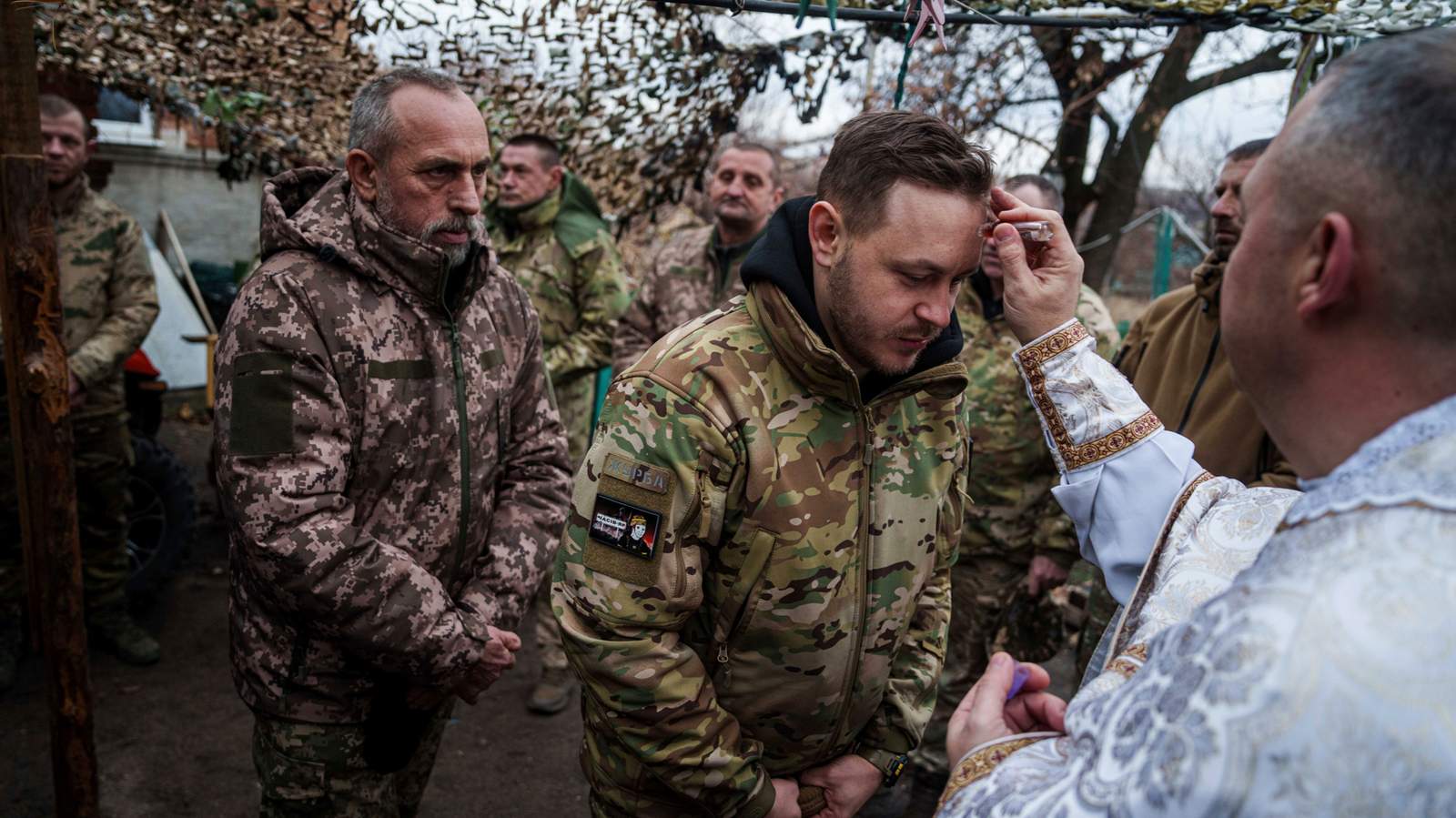 Военный капеллан Юрий из 24-й отдельной механизированной бригады благословляет украинских военнослужащих во время Рождества. Донецкая область, Украина. 25 декабря 2024 года. Фото: Evgeniy Maloletka / AP Photo / Scanpix / LETA