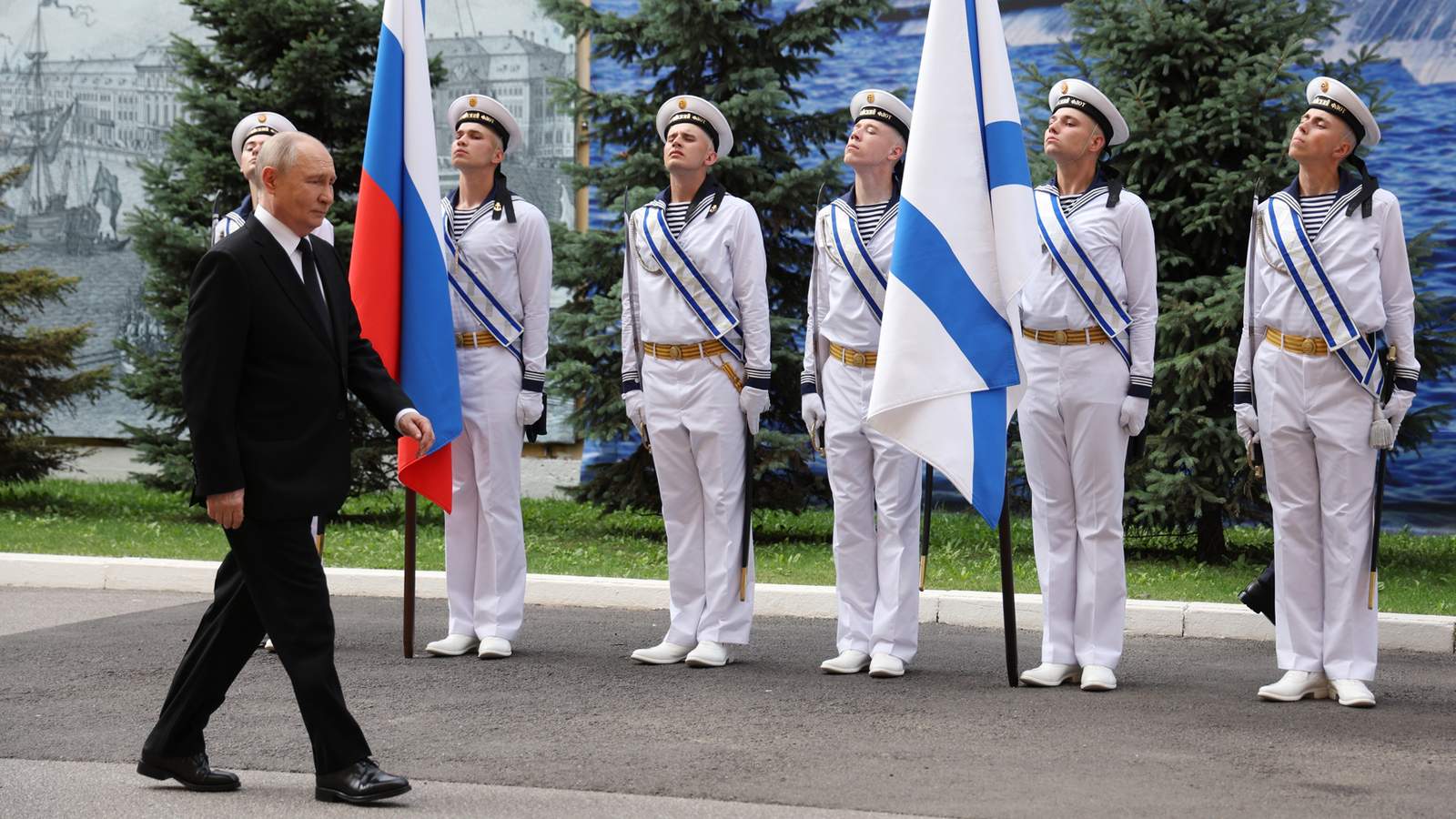 Владимир Путин обходит почетный караул по прибытии в Адмиралтейство. Санкт-Петербург. 26 июля 2026 года. Фото: Вячеслав Прокофьев / Спутник/ Kremlin / EPA