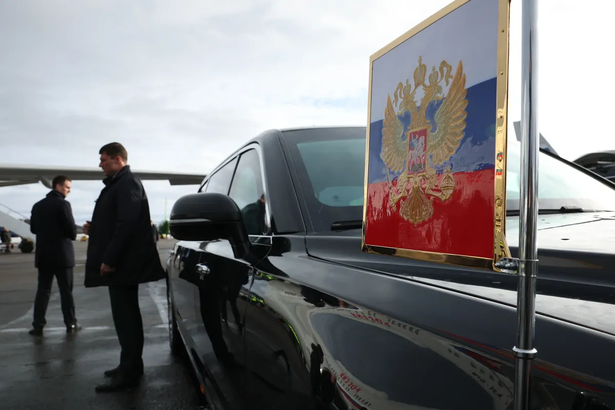 Vladimir Putin’s motorcade displays the Russian presidential standard ahead of his arrival at Murmansk International Airport, Russia, 27 March 2025. Photo: EPA-EFE/ANDREY GORDEEV