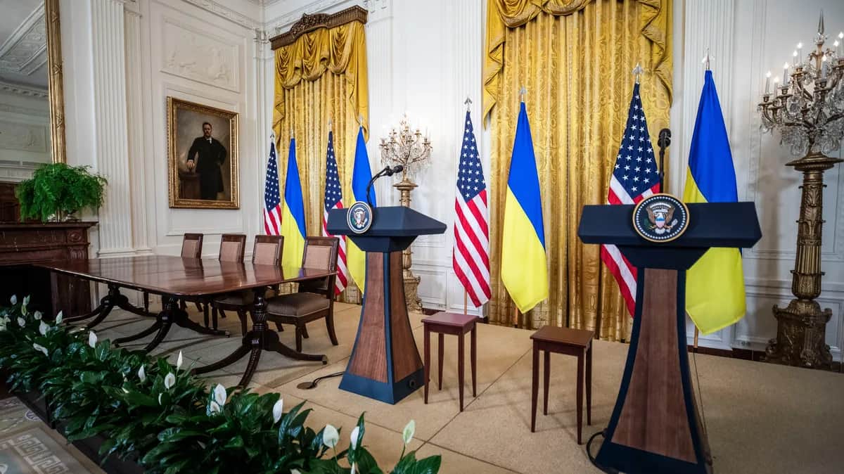 Трибуны для несостоявшейся пресс-конференции Зеленского и Трампа в Белом доме. Фото: Jim Lo Scalzo / EPA-EFE