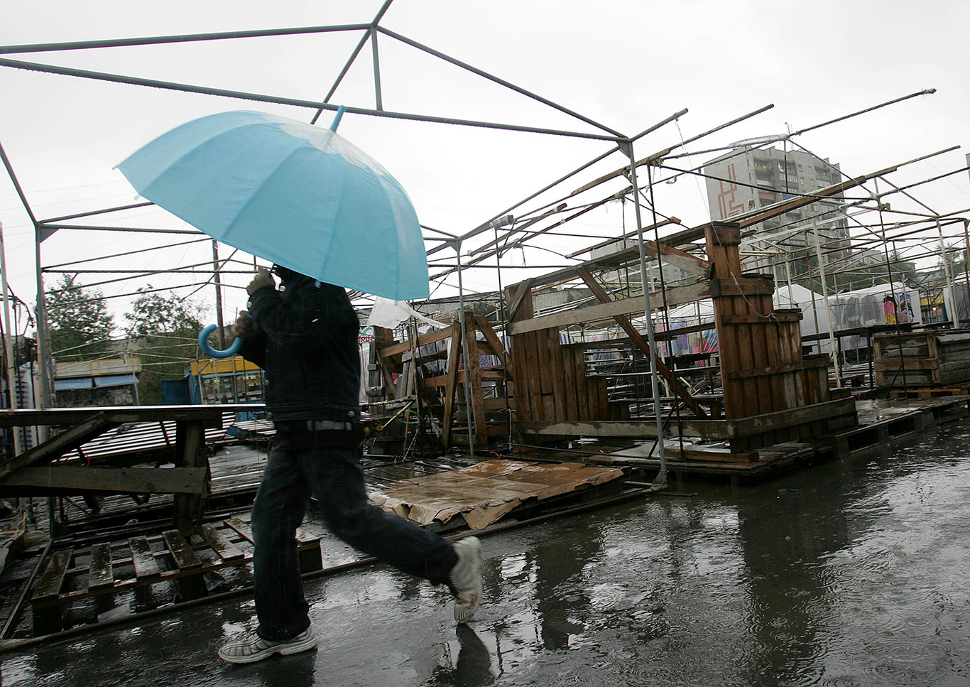 Рынок в городе Кондопога. Карелия, Россия, 8 сентября 2006 года. Фото: Alexander Demianchuk / REUTERS / Scanpix / LETA