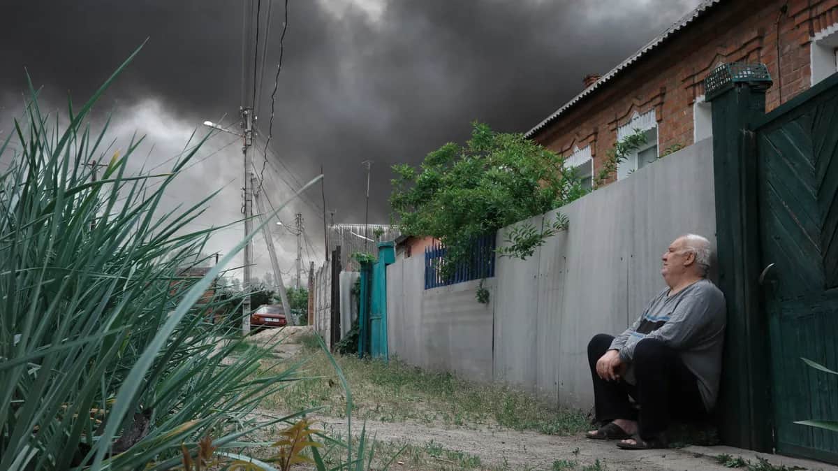 A local man outside his home following a Russian glide bomb attack on Kharkiv, 17 May 2024. Photo: EPA-EFE / GEORGE IVANCHENKO