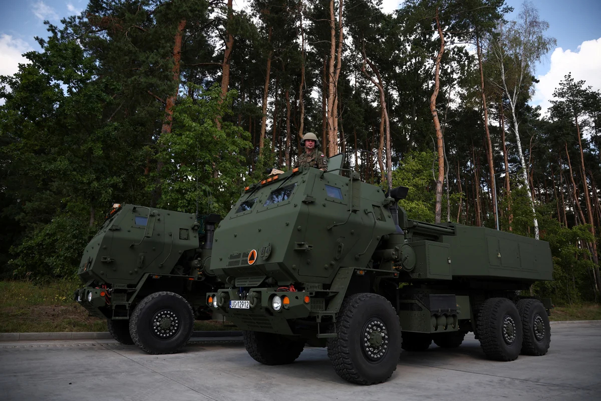 Польский солдат на реактивной установке HIMARS во время подготовки к параду на военной базе Весола в Варшаве, Польша, 10 августа 2023 года. Фото: Kacper Pempel / Reuters / Scanpix / LETA