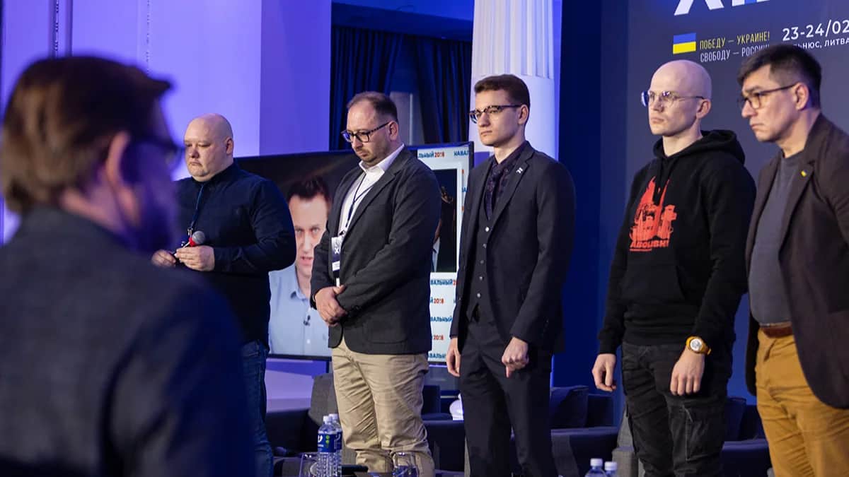 Участники форума во время минуты молчания в память об Алексее Навальном, 23 февраля 2024 года. Фото: Руслан Терехов / SOTA / «Форум свободной России»